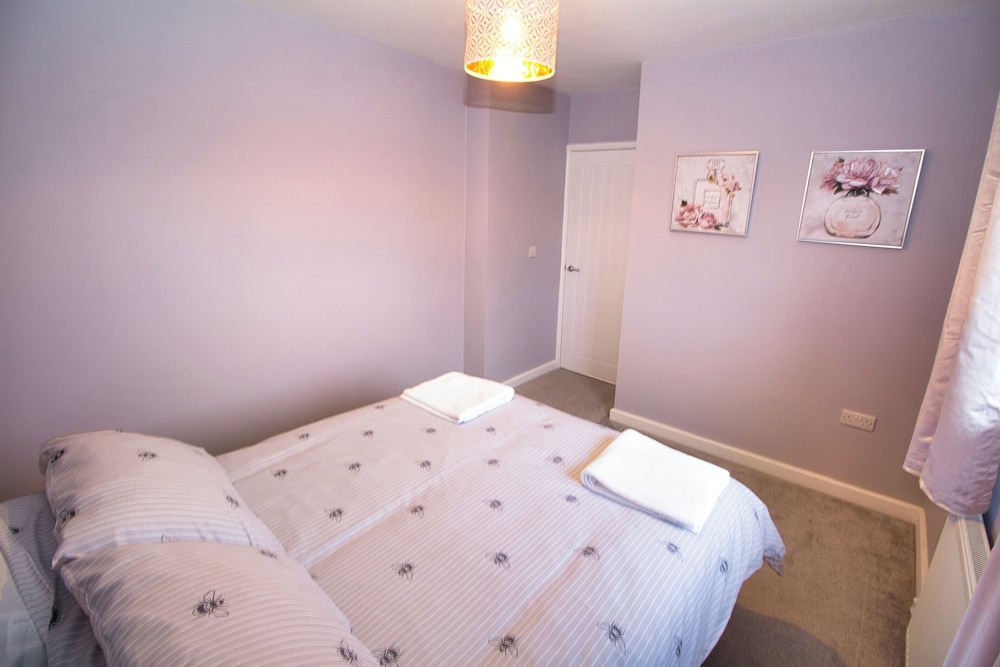 Spacious 3 Bed House - Newly Refurbished