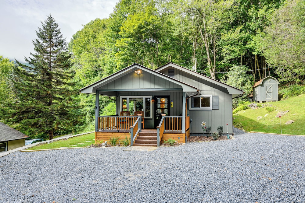 6 Mi to Waterrock Knob: 'serenity Cottage' view 5