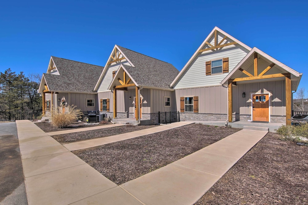 Lampe Retreat w/ Pool Access - Walk to Lake! view 5