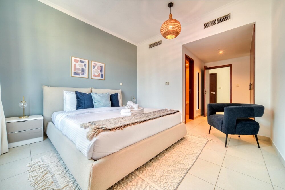 Urban Chic Downtown Apt w Dubai Fountain Views