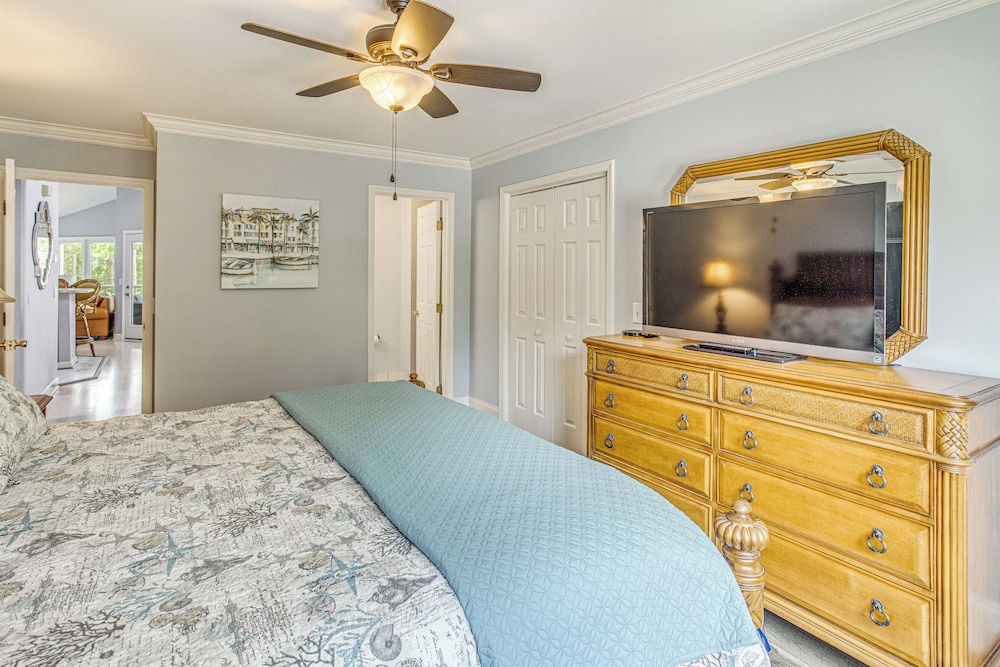Marina & Pool: Roomy Golf-view Home in Southport