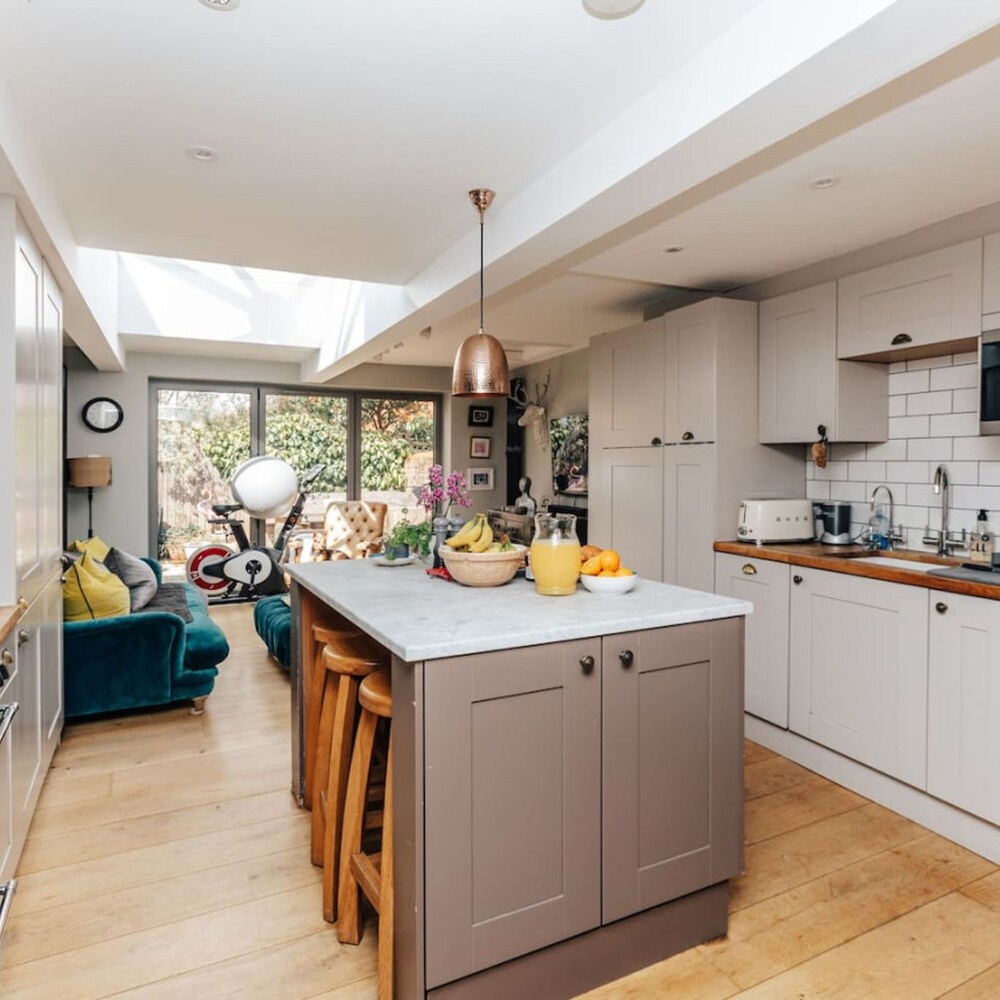 The Limes-3 bed Central Henley view 2