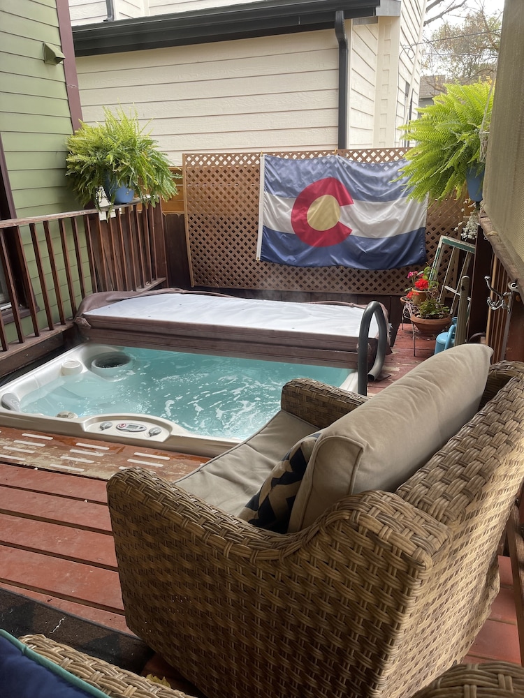 Glenwood Springs Vacations - Downtown BnB King Bed Clawfoot Tub  Hot Tub - Property Image 3
