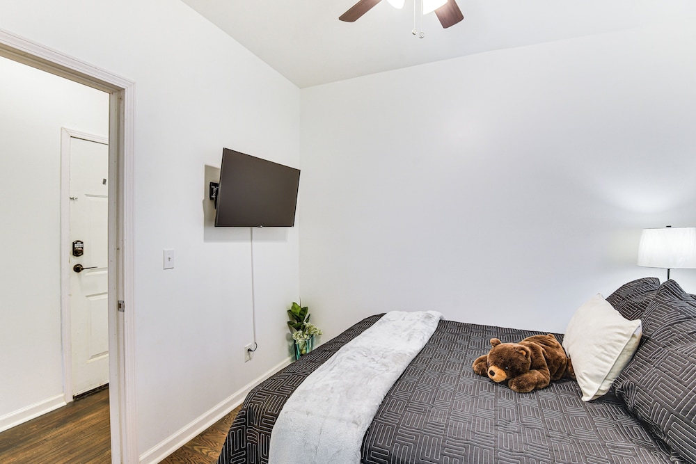 1 Mi to Tulsa Arts District: Updated Home w/ Deck!