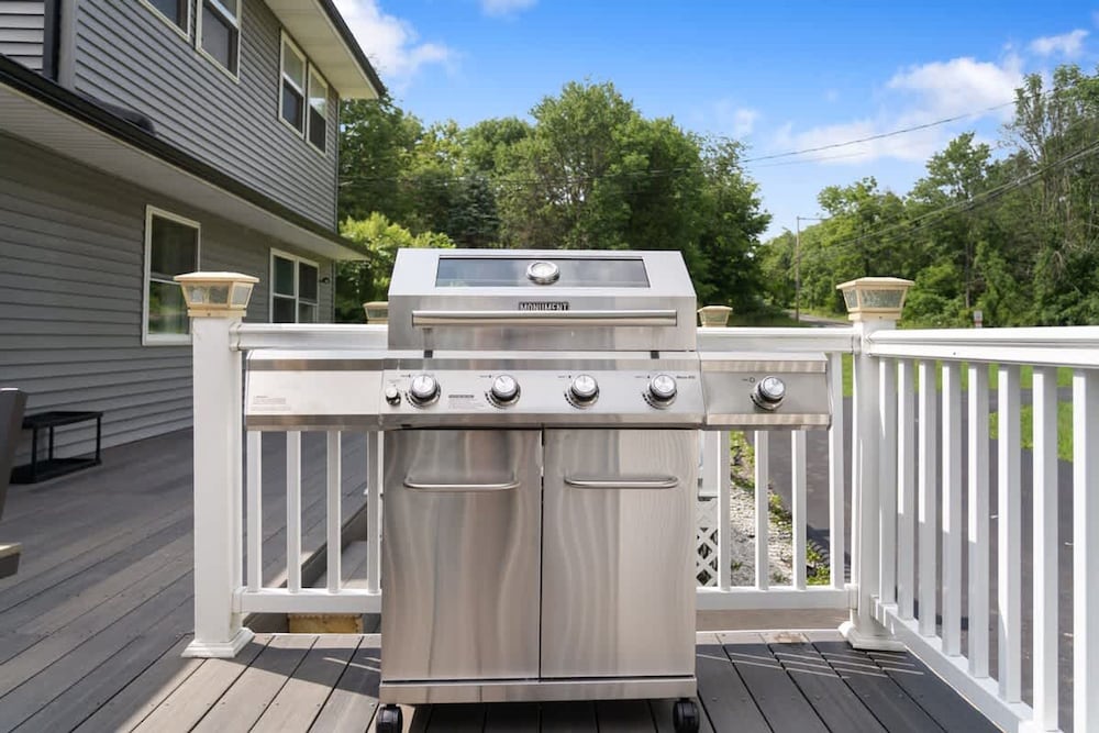 Charming Poconos Retreat w spa Fire pit Deck