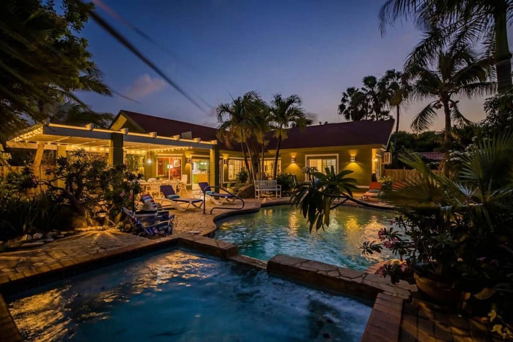 Spacious 5BR Home w Amazing Garden Privatepool
