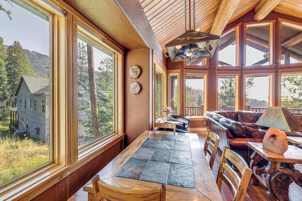 Ski-in/out, Hot Tub: Spacious Retreat in Whitefish