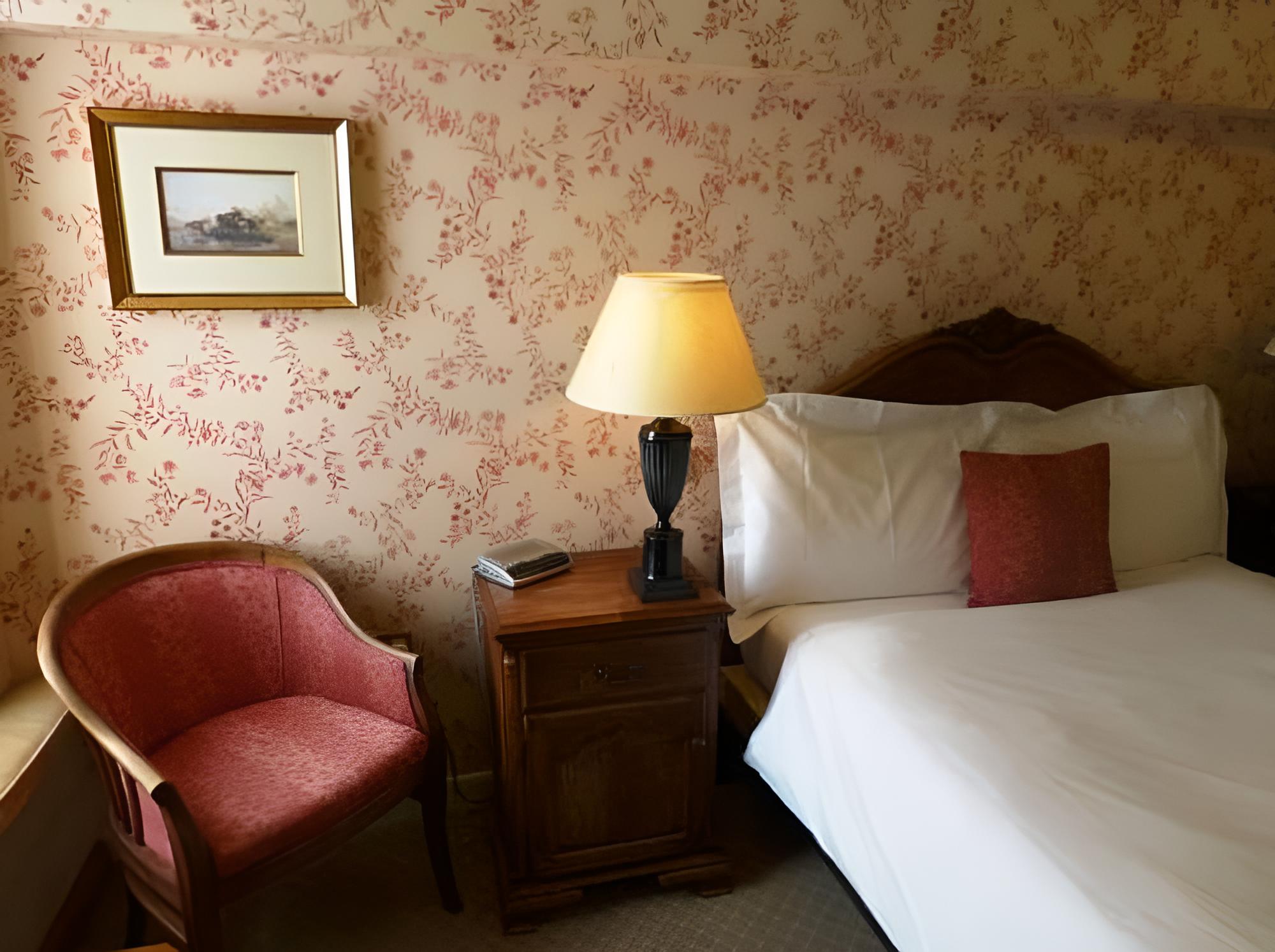 Devizes Vacations - The Bear Hotel - Property Image 5