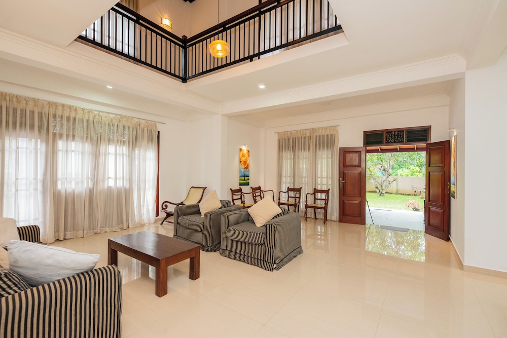 Villa Almond Leaf