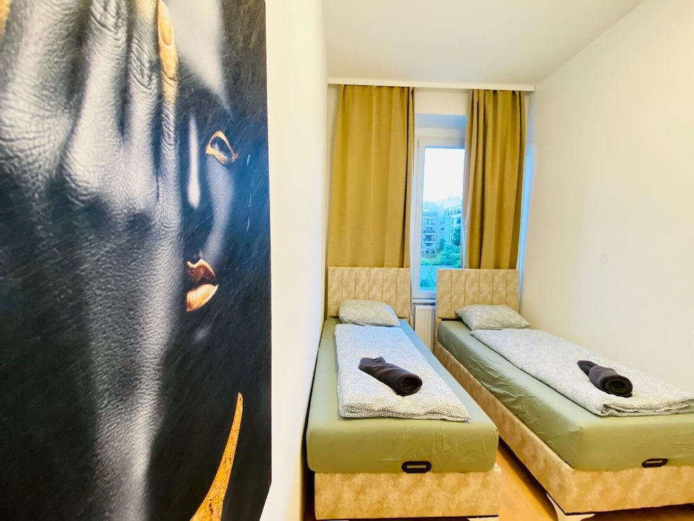 Rooms in Cozy 4BR Shared Apt Central