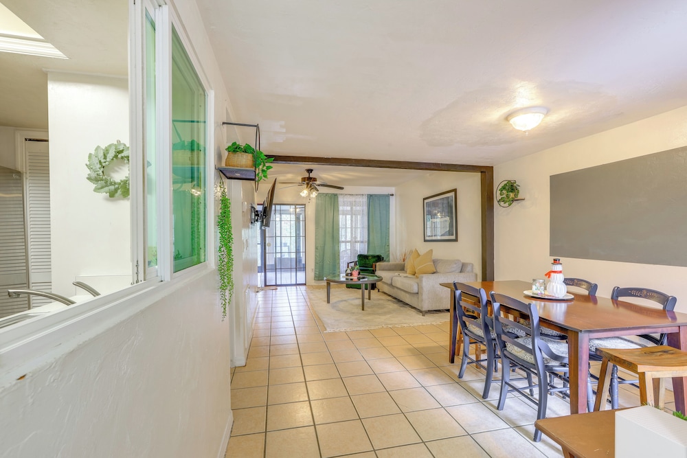 3 Mi to UF Campus: Charming Gainesville Townhome