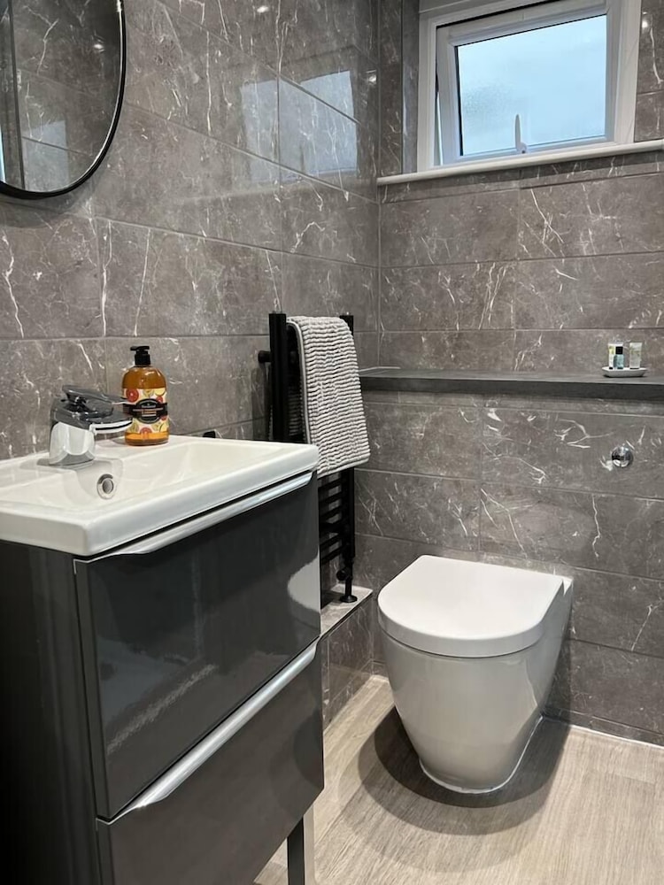 Stunning 1BR Apt in Central Cheltenham