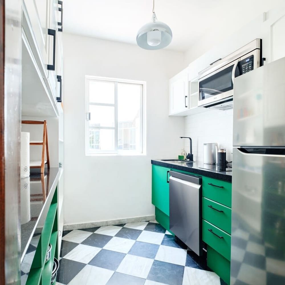Art Deco Style Condo 2min Walk to Lincoln Park