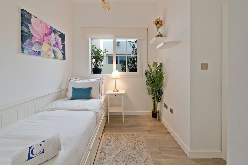 Luxury Short Term Stay 2BHK plus Maids - RANCHES