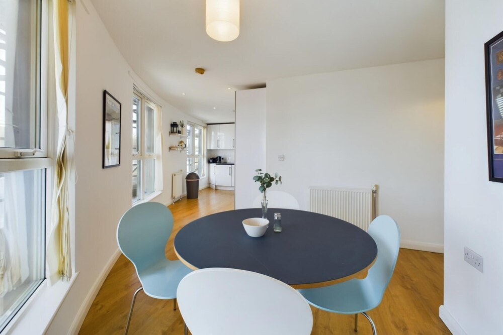 The Queensland Sanctuary - Trendy 2bdr Flat With Terrace