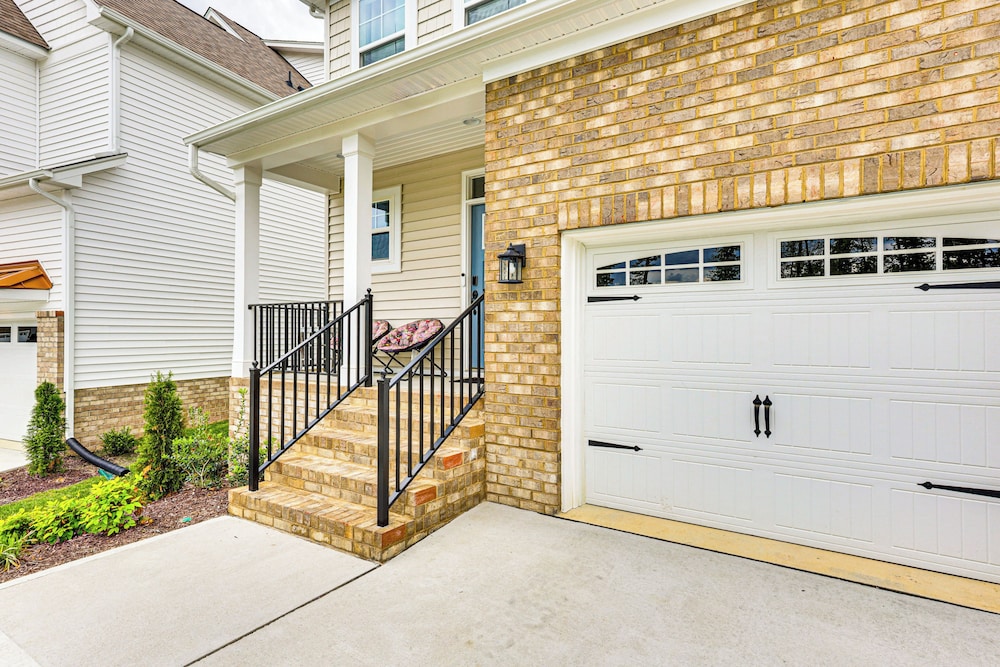 12 Mi to Dtwn Richmond: Spacious Home w/ Deck!