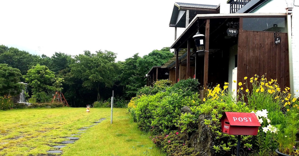 Gotjawal Geomun Oreum Pension