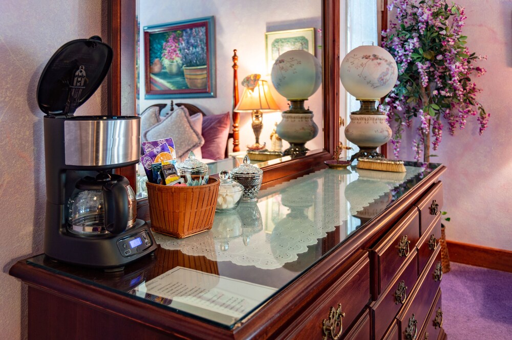 Cliff Cottage Inn - Victorian B&B and Boutique Hotel