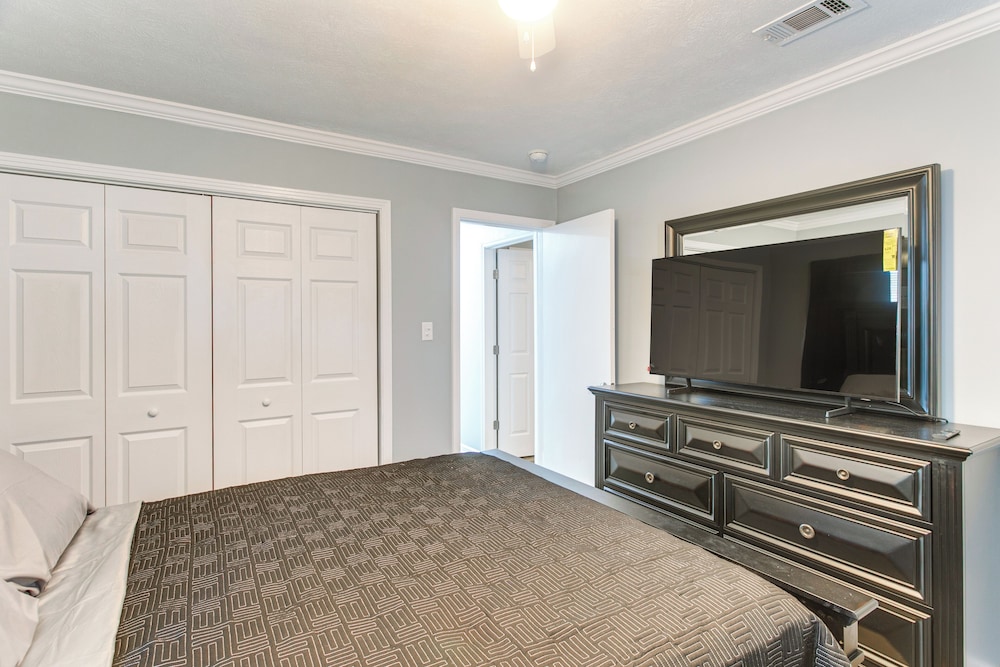Near Shops & Eats: Home w/ Large Yard in Waycross!