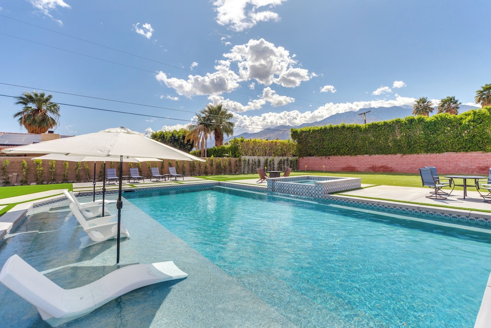 Outdoor Entertainment: Palm Springs Group Escape