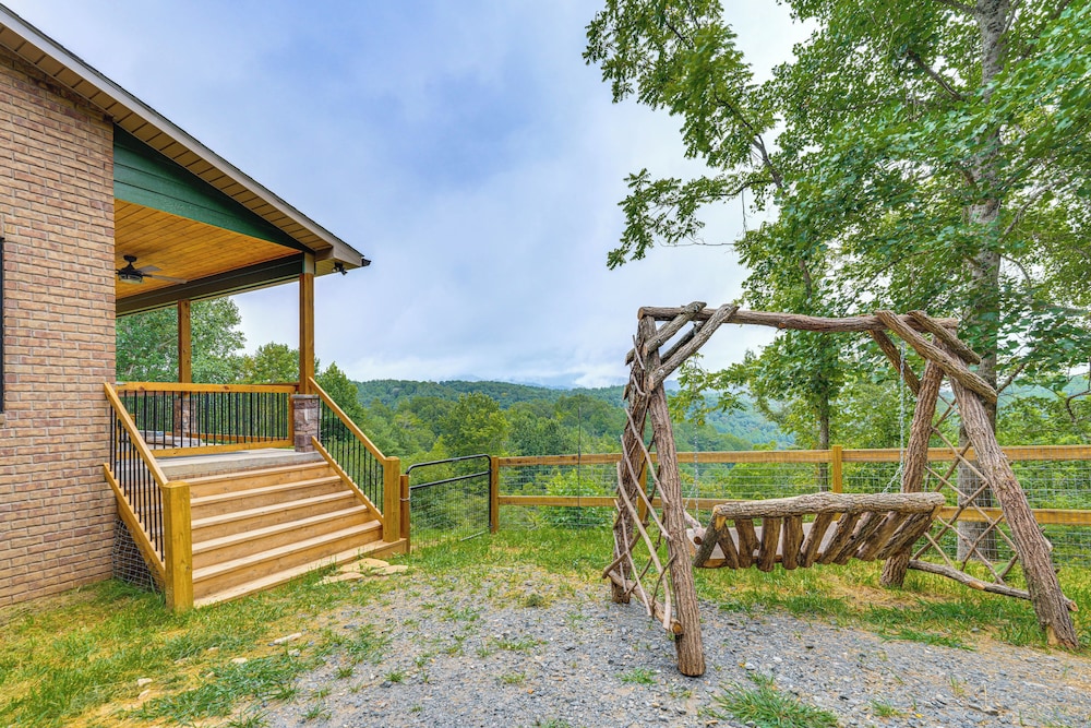 Long-range Views: Blue Ridge Mtn Cabin w/ 3 Decks