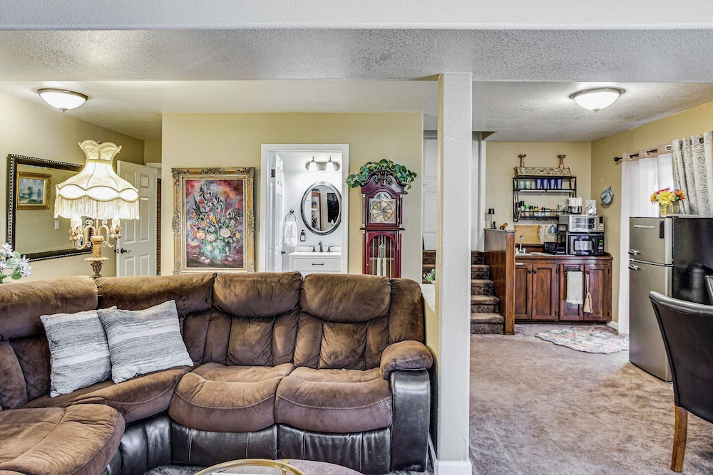 Lower-level Apt w/ Hot Tub & Sauna in Graham!