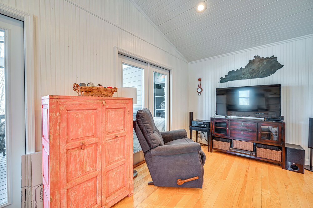Nolin Lake Gem: Waterfront Retreat w/ Balcony!