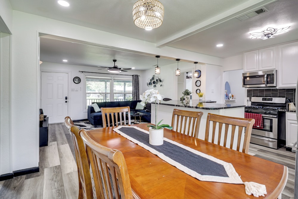 1 Mi to At&t Stadium: Family Home w/ Large Yard!