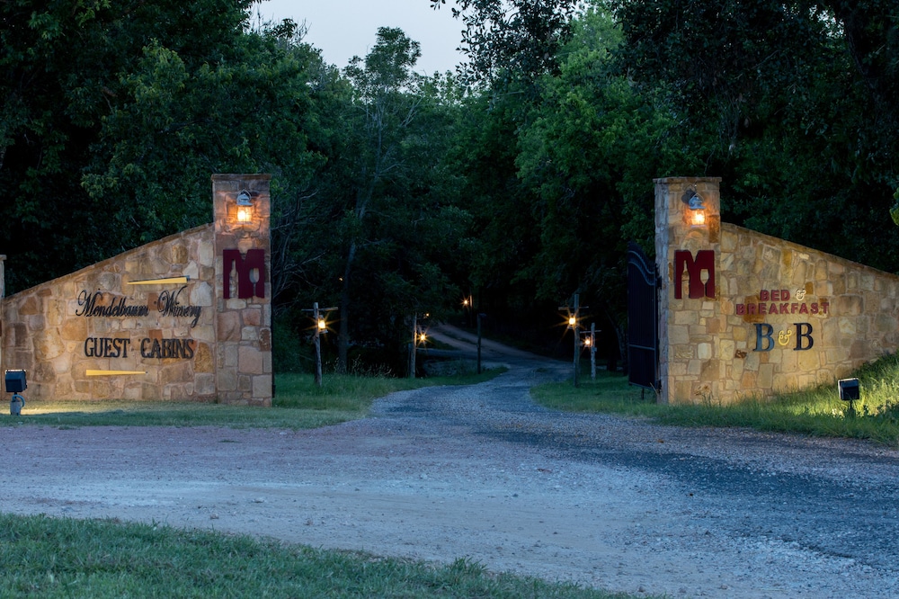 Mendelbaum Winery Guest Cabins