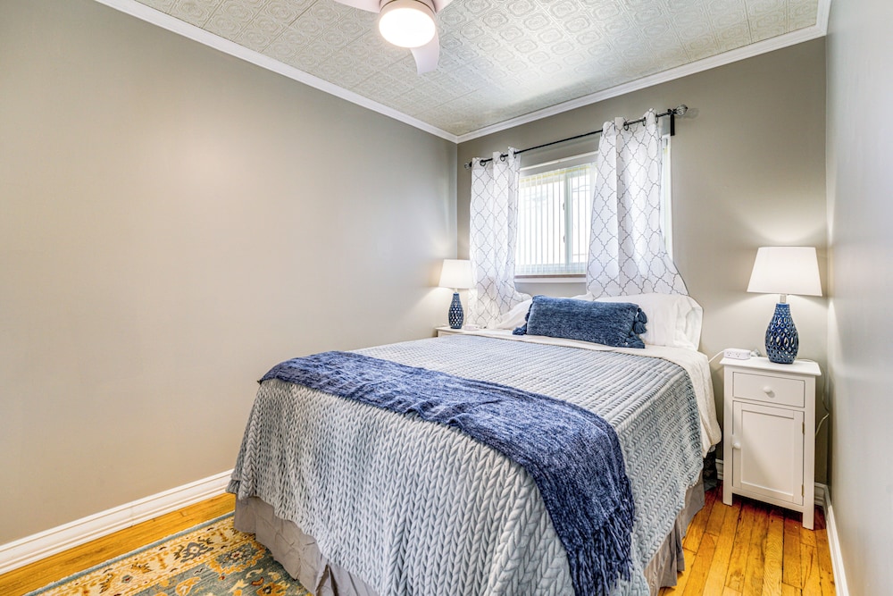 < 1 Mi to Dtwn Clawson! Family Retreat w/ Yard