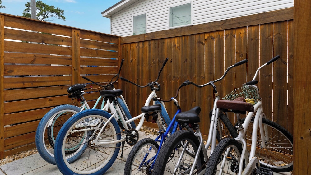 2BR Home, Private Heated Pool, 4 Bikes, Beach Access