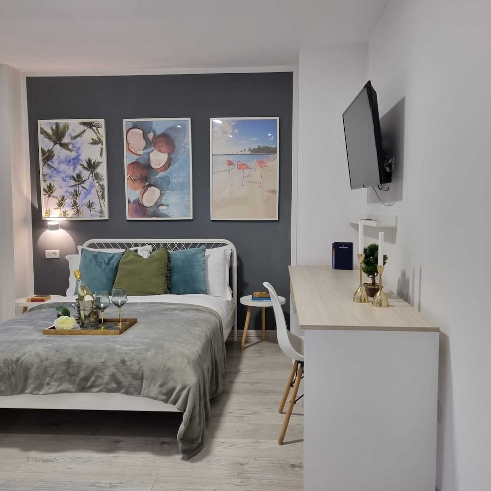 Central 4BR Flat - 2 Units Combined with Balconies, Near Cismigiu, 2 Kitchens & 2 Baths view 2