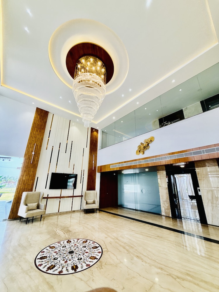 Lobby & Reception