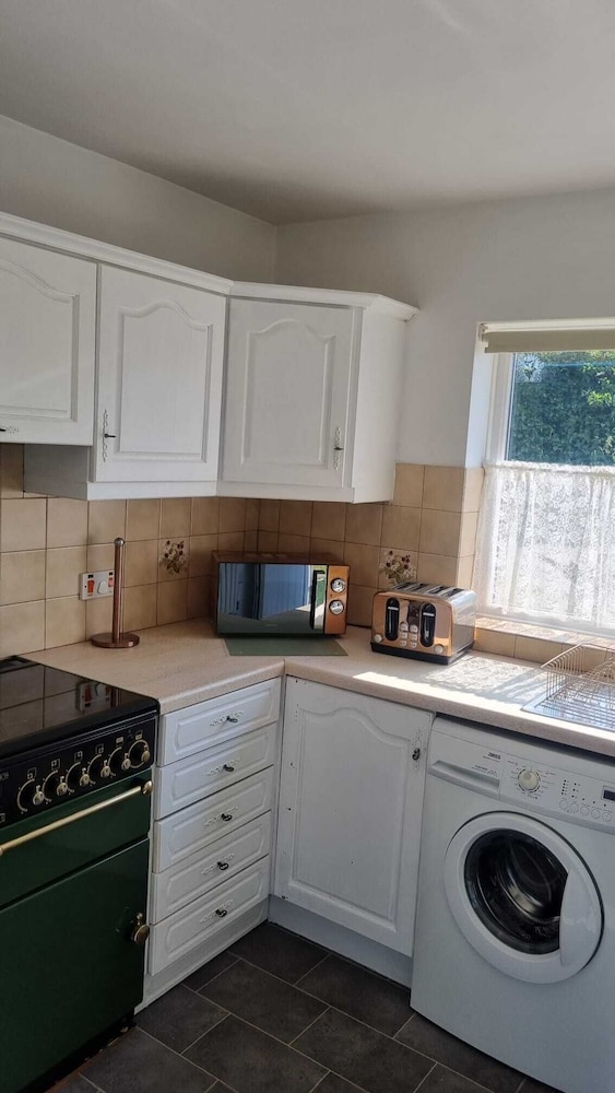 Doncaster-house-sleeps8-parking-garden
