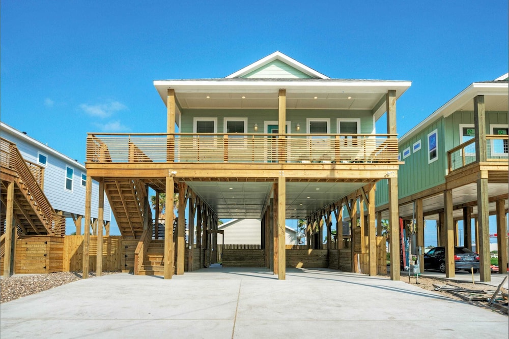 Pool, Firepit + Golf Cart Zone + Near Beach Looney Dunes by Avantstay
