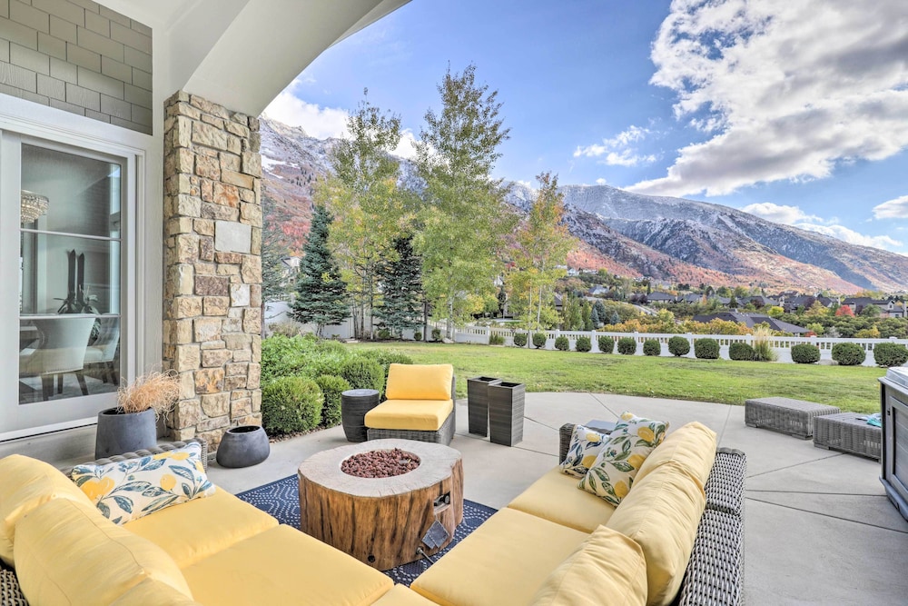 Luxe Sandy Home w/ Hot Tub: 9 Mi to Skiing!