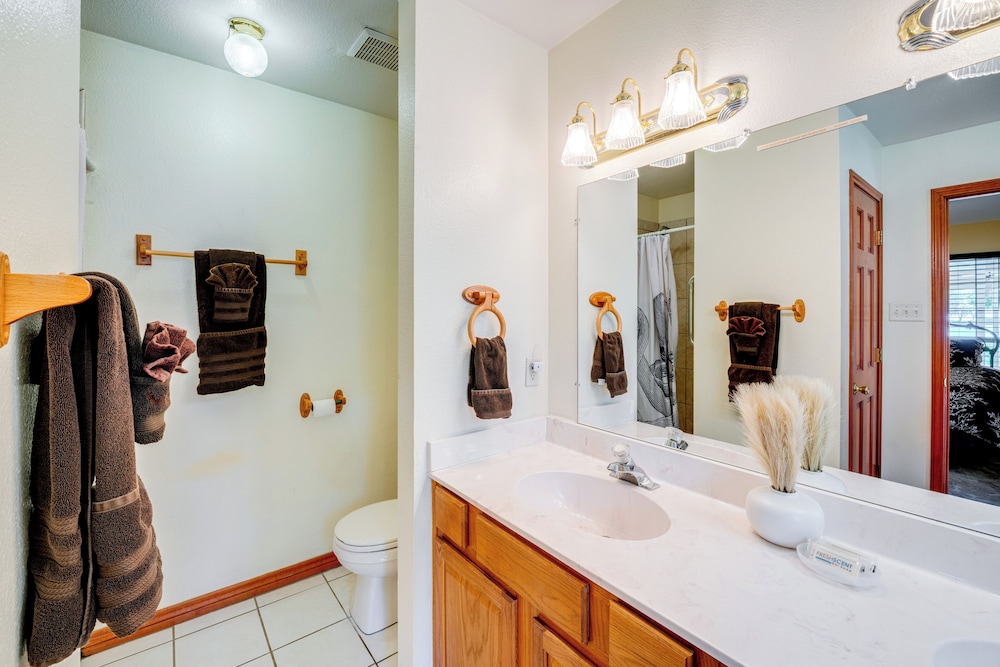 Sunrise Cove RC Llc: Lakefront Home w/ 2 Casitas!