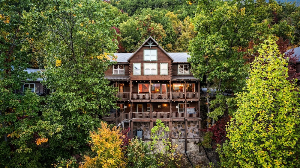 100 Guests Blackthorn Sister Smokies Homes Luxury Mountain Retreat