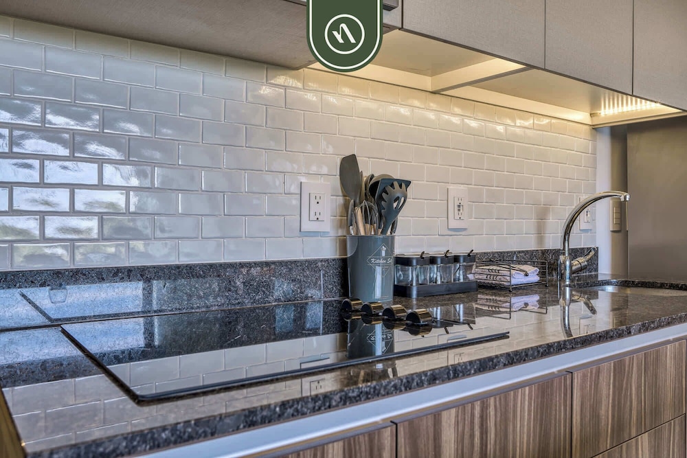 Brand New 1 BR Condo - Pool - Jacuzzi - Gym