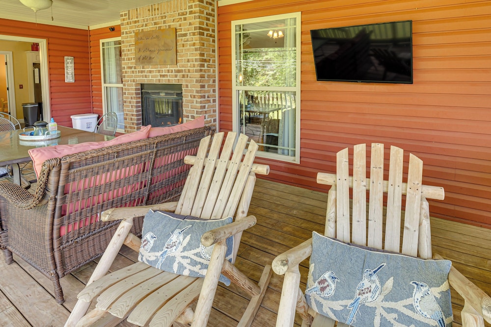 Hot Tub & Scenic Deck! Spacious Cookeville Retreat