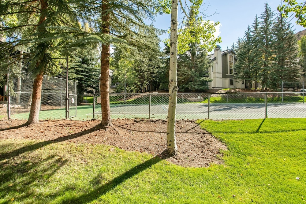 100 Ridgepoint 4 Bedroom Condo