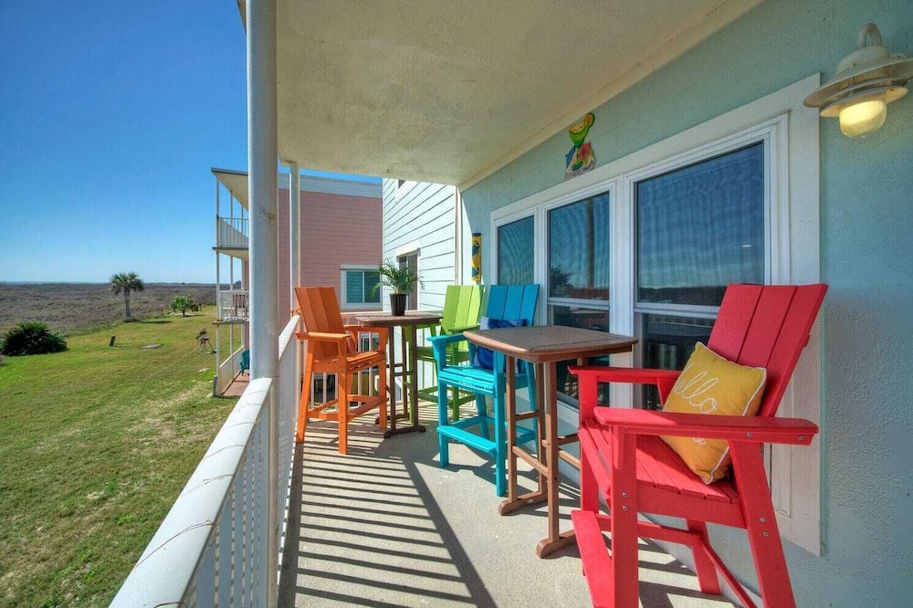 Sleeps 26 3 Island Retreat Condos w/ Beach Access, 2 Pools, Pickleball, Views