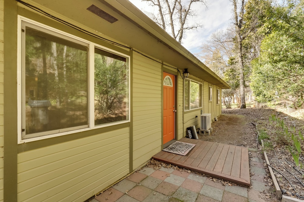 7 Mi to Clear Lake: Home w/ Peaceful Deck!