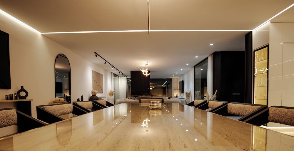 Marrakech Oasis Retreat - 5-bedroom Villa With Private Pool