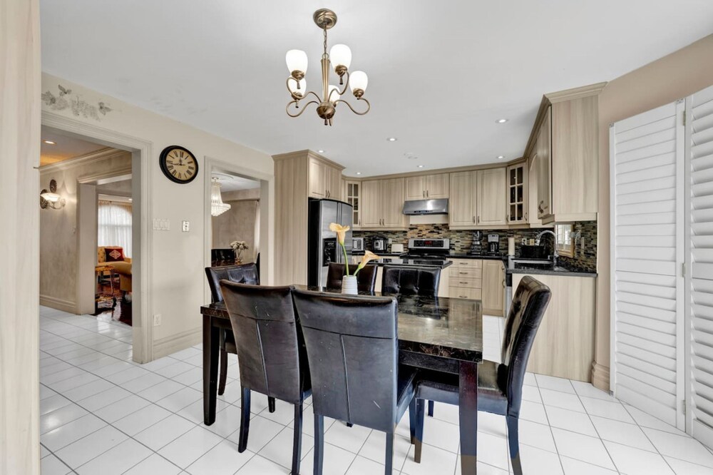 Mississauga Retreat Your Spacious 5-bedroom Home