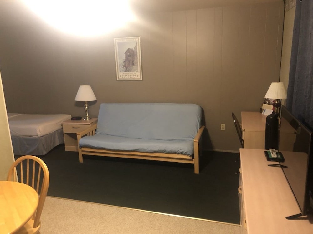 Triangle Motel