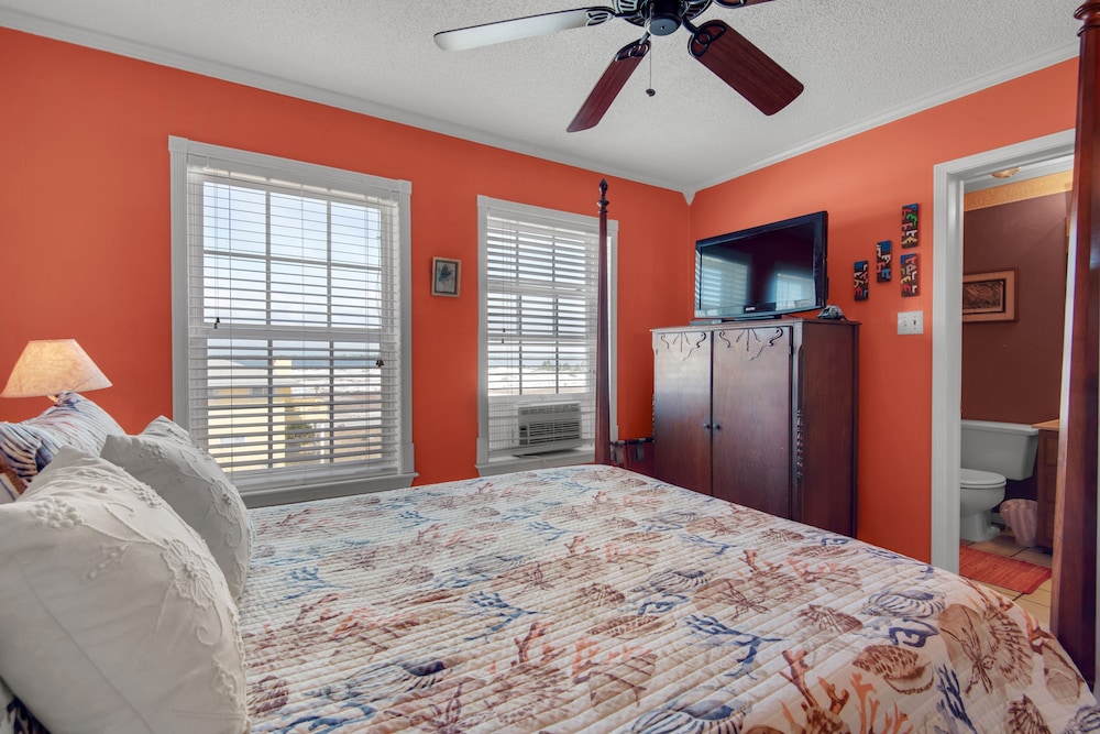 Pelican Point 2 Bedroom Townhouse by RedAwning