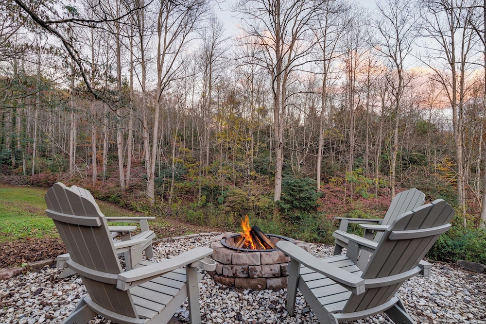 Artful Craftsman Hot Tub, Firepit, and Pond Gatlinburg + National Parks