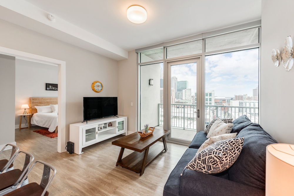 Charlotte Vacations - 1br Furnished Apartment In Charlotte Near Uptown Area 1 Bedroom Apts by RedAwning - Property Image 1