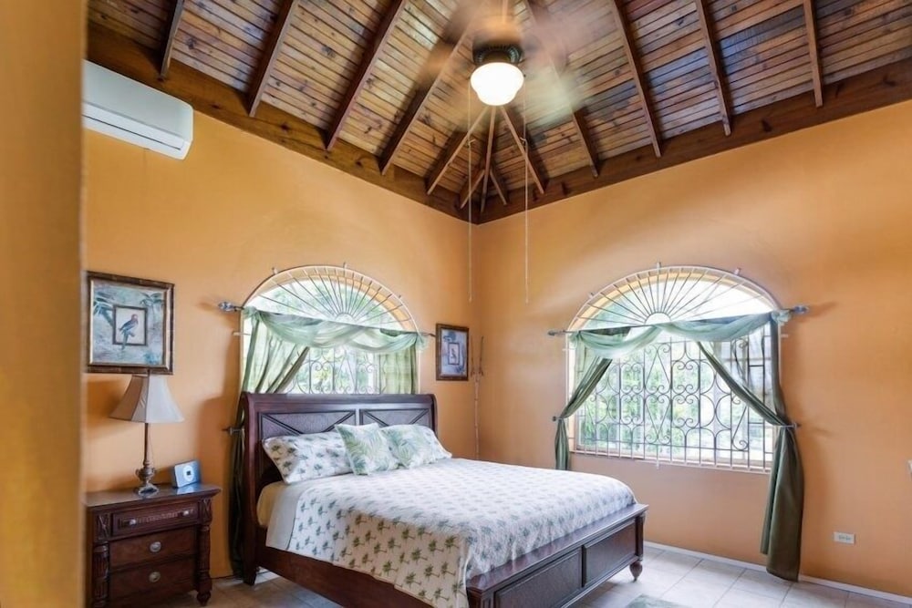 Yanceylargo Estate - Newly Renovated 3 Br Villa W Gorgeous Mountain Views 3 Bedroom Villa by RedAwning view 4